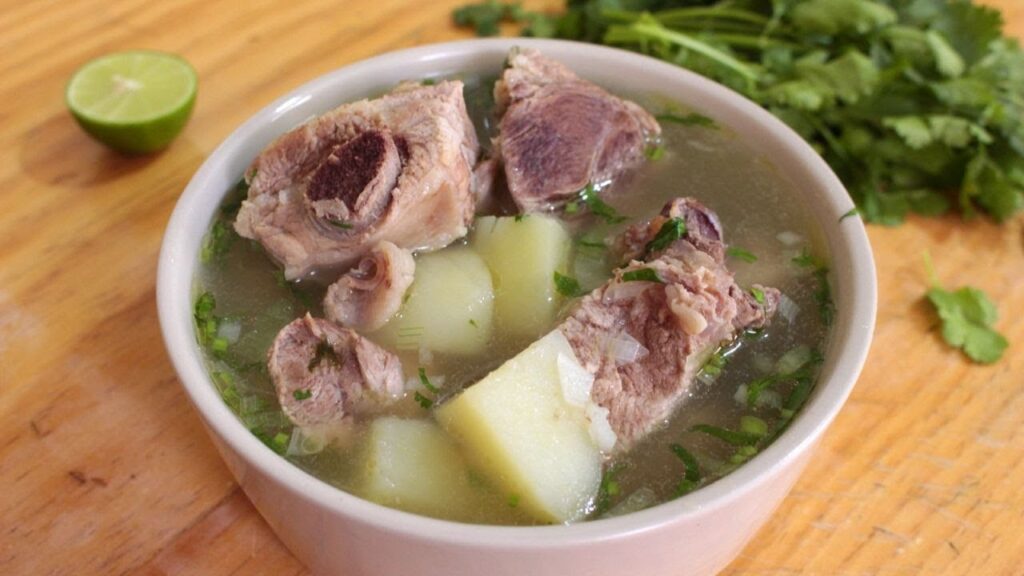 Receta caldo de costillas de res: Sabor ecuatoriano en casa